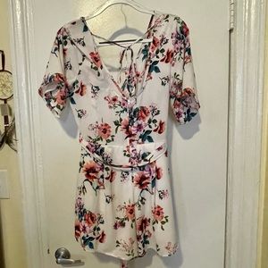 Floral Romper from Francesca’s. In excellent condition!